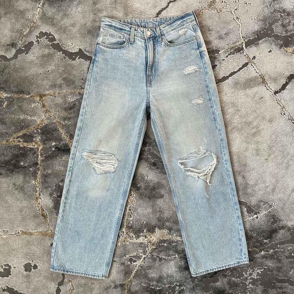 H&M light-wash ripped denim jeans 🩵